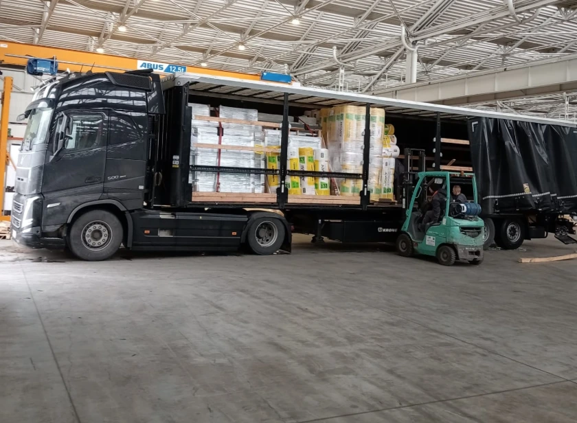 Loading building materials on the lorry